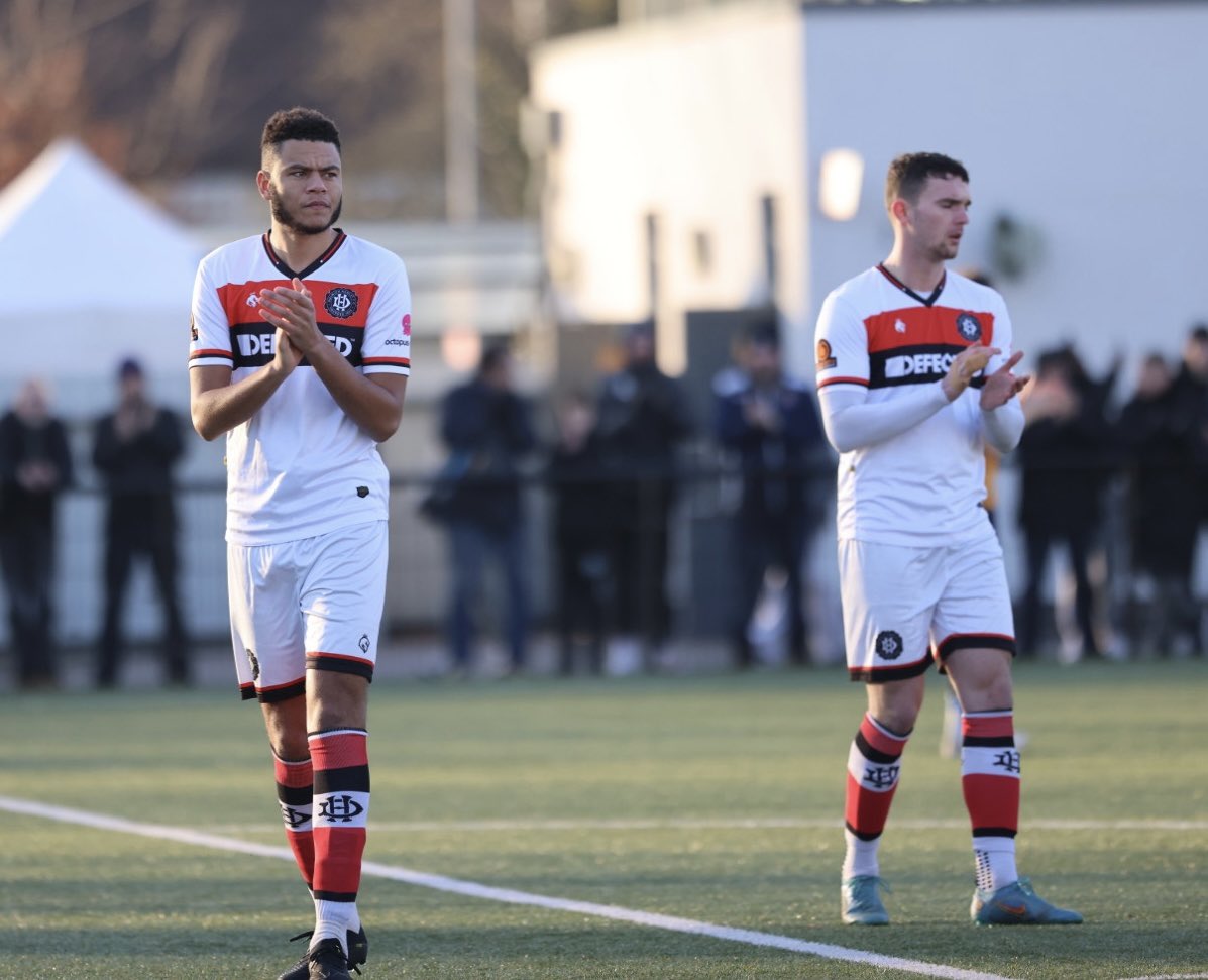 toppiccouk's tweet photo. @DulwichHamletFC players join everyone @sloughtownfc in one minutes applause on four minutes for Christian Rowe #respect #oneslough #onefootballfamily https://t.co/nUB6m2gS1R