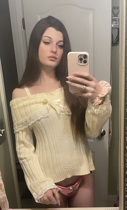 Do you like my new sweater ? 🎀 https://t.co/GArUm4FE4F