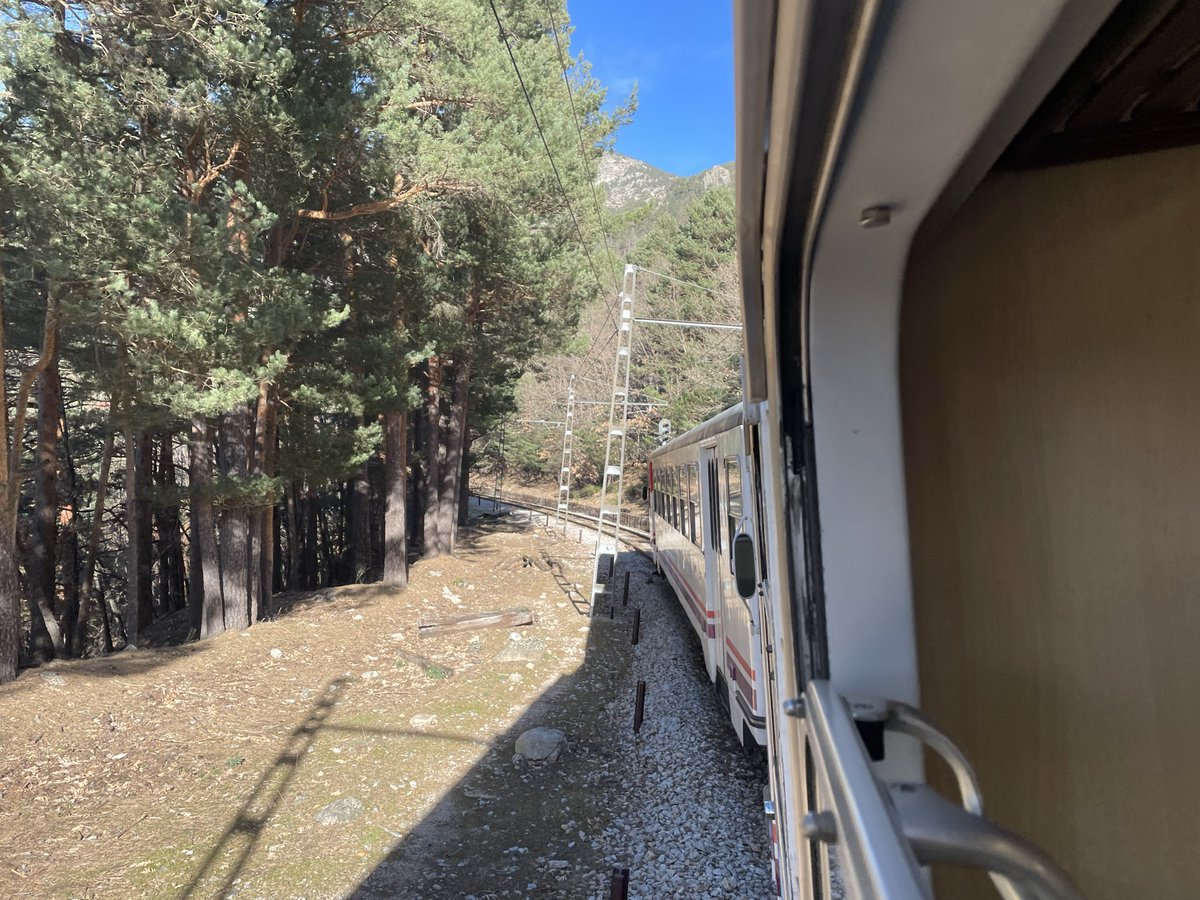 Gon_753's tweet photo. 442 de @Renfe. El trayecto que realiza el tren tiene unas vistas espectaculares. Os animo a que lo probéis cuanto antes, ya que previsiblemente, se van a retirar y se van a sustituir por unos nuevos.
📌Linea: Cercedilla-Cotos (Madrid)
🗓️Año fabricación: 1976
🚂V Max: 60km/h https://t.co/ADlqoi2Kkr