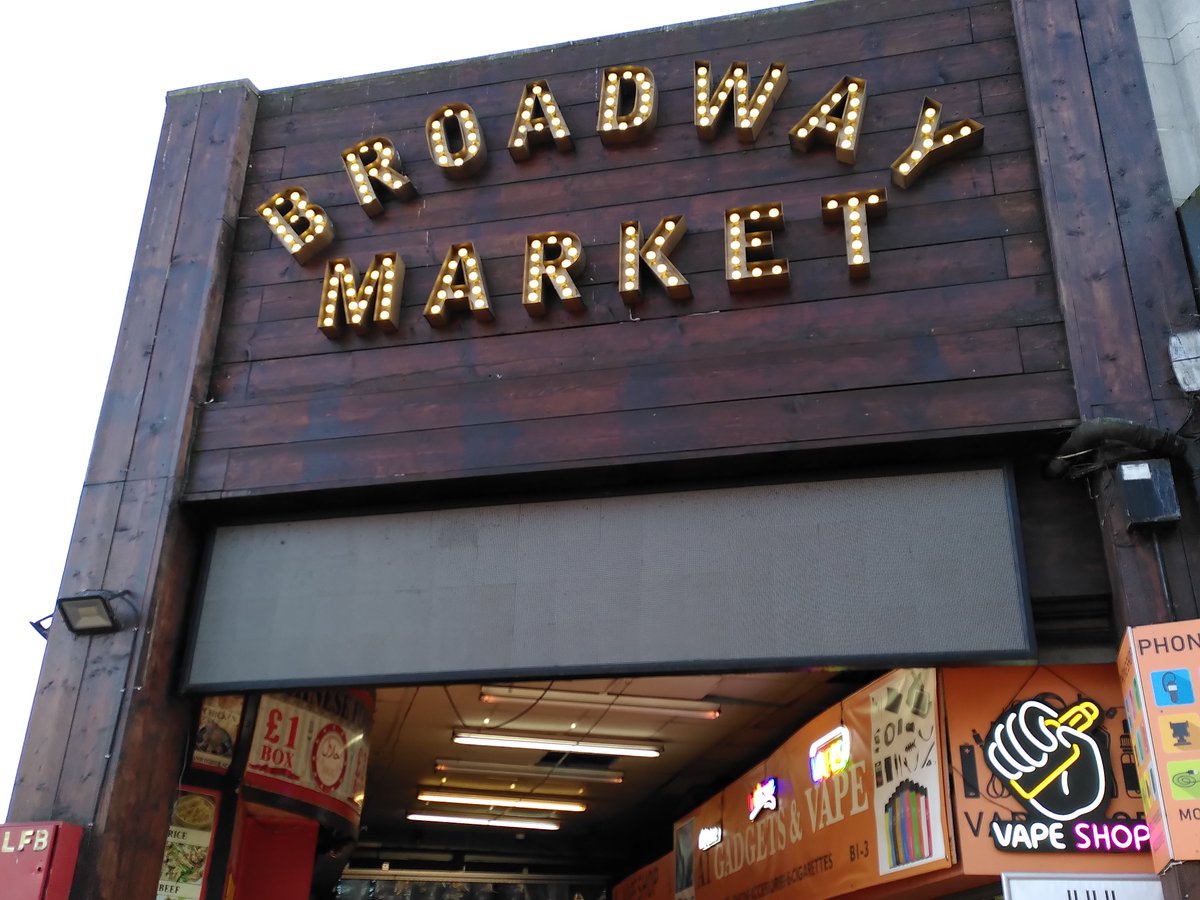Tooting High St: Interesting to ponder why it's a much more vibrant high street than #Streatham. Why? Having 2 indoor markets? Northern line enabling higher income households to live nearby? Contribution of diverse migrant community? Answers on a postcard...