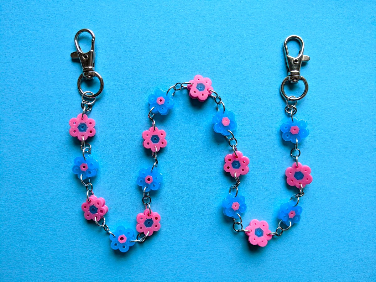 indi_visibl's tweet image. Just posted a new #instructable Check it out @instructables 
instructables.com/Perler-Bead-Je…
#crafts #DIY #art #artistsontwitter #kawaii #kidcore