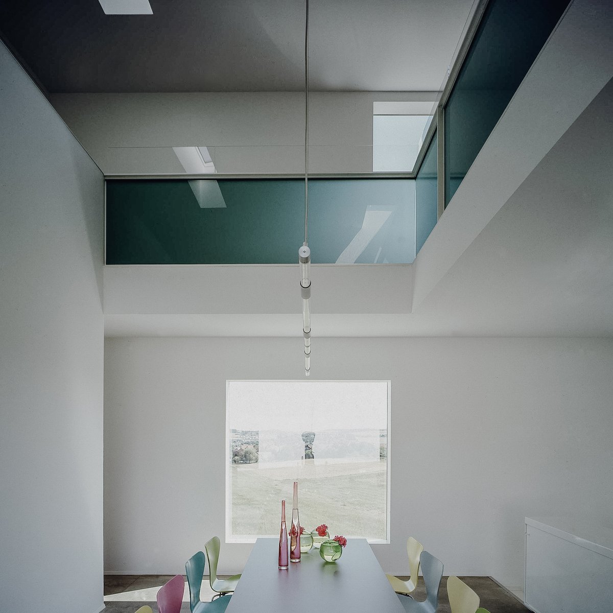 PArchitekten's tweet image. Satinised glass elements, reflective concrete floors and pure white walls characterise Villa Balkenhol. 
.
.
#interiordesign #interior #splitlevel #architecture #glass #concrete #metal #villa #annaphilipp #philipparchitekten