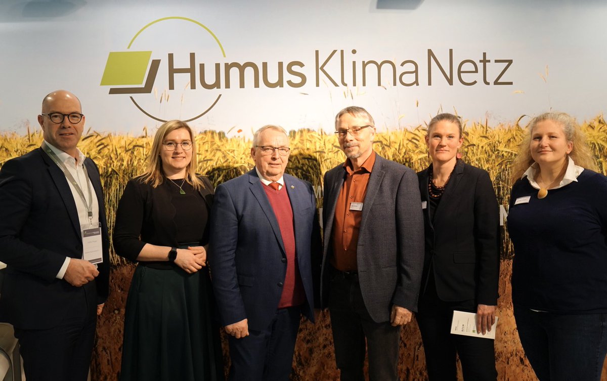 sonnenhofelias's tweet image. Austausch mit Landwirtschaftsminister MV Dr. Till Backhaus und MdB @annakassautzki am Stand des #HumusKlimaNetz, einem gemeinsamen Projekt mit dem @bioverband_de