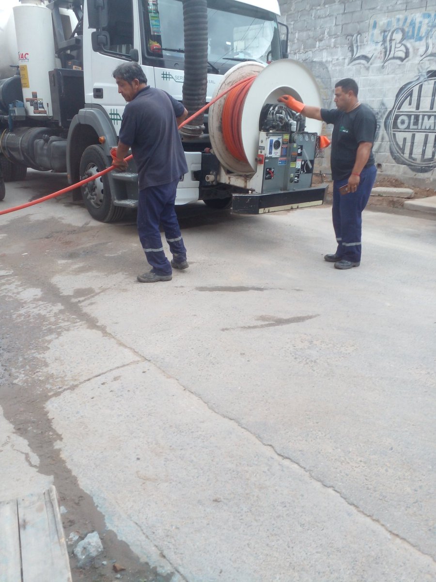 andresreynaga21's tweet photo. Hoy sábado 21/1 estuvimos realizando desobstruccion, hidrocinetico en pluviales de canchita manzanas 15, 16, y 17, obstruida debido al mal clima. Líneas pluviales fluyendo con normalidad. Pedidos recepcionados desde nuestros call center 📞 #IVC #DGGIS #UGIS barrio #ricciardelli https://t.co/zaRFO6a4ue