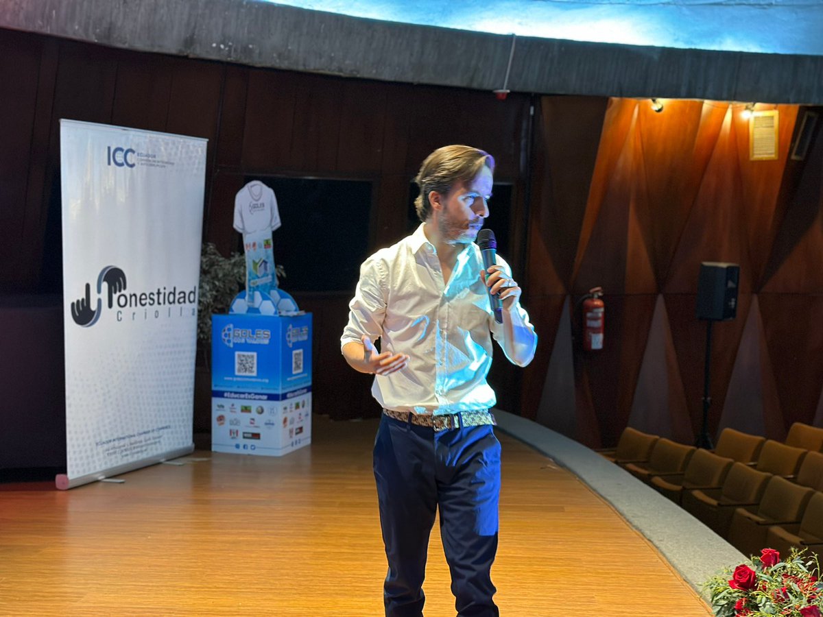 #CrecerHonesto

Julián Mora <a href="/julianmorae/">Julián Mora</a> de #GolesConValores comparte la importancia del deporte para terminar con los actos violentos y de corrupción.