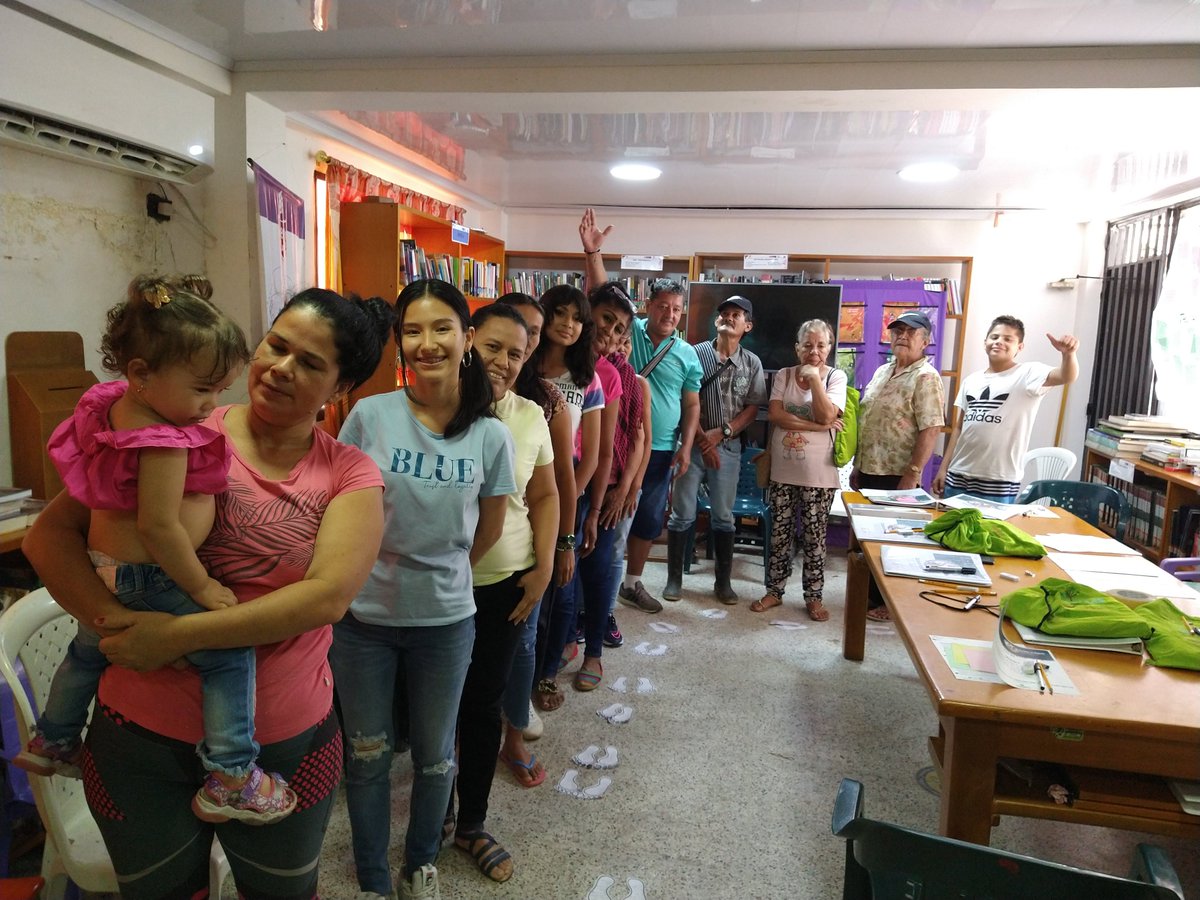 PODERPAZ_COL's tweet photo. Con mucha armonía y buena participación realizamos nuestro taller de "Círculo de mujeres buscadoras" en el municipio La Esperanza.
Entre risas y alegría trabajamos la sanación en medio de la búsqueda de los familiares desaparecidos. #Poderpaz @giz_colombia https://t.co/cKCEg9eotr