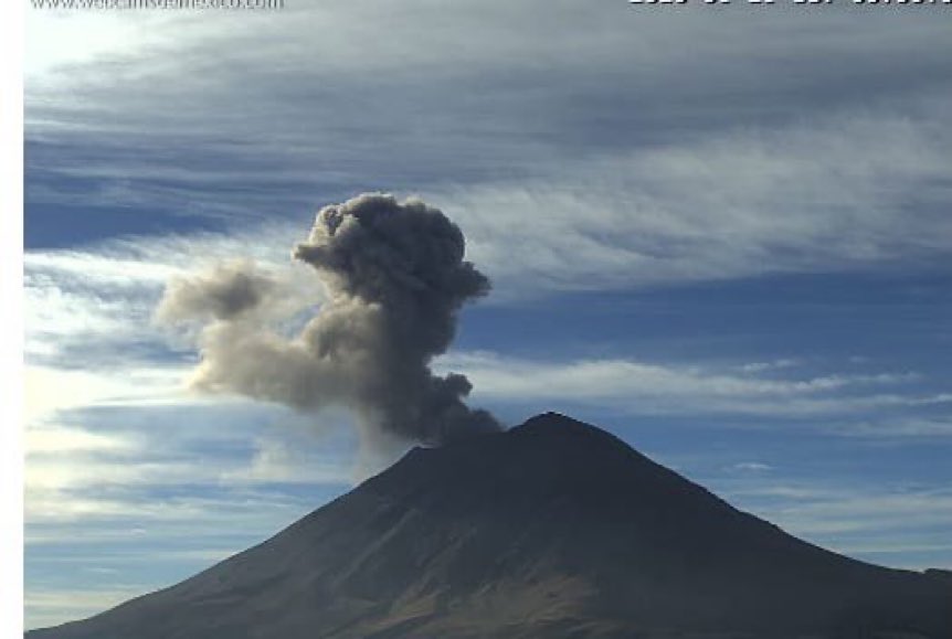 Central_CM's tweet image. La @pciviledomex registró una #Exhalación del #Popocatépetl 🏔 acompañada de vapor de agua y gas con bajo contenido de ceniza, alcanzando una fumarola de mil m en dirección al Noreste. El semáforo de #AlertaVolcánica permanece en #AmarilloFase2.