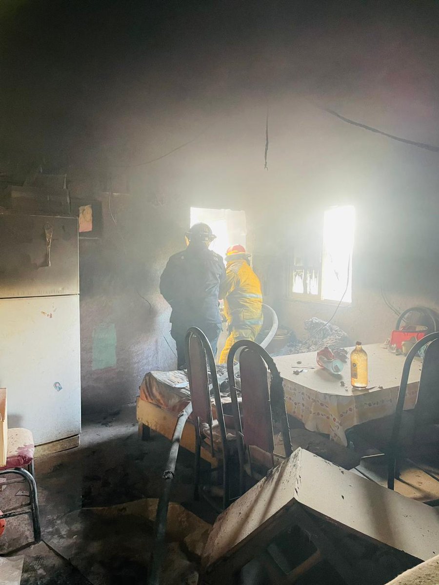 ESTA MAÑANA ARDE CASA EN LA AVENIDA JALISCO DE LA COLONIA ADOLFO LÓPEZ MATEOS DE ATIZAPAN DE ZARAGOZA; BOMBEROS ATIENDEN LA EMERGENCIA SIN DAÑOS PERSONALES QUE LAMENTAR.
#AtizapánDeZaragoza