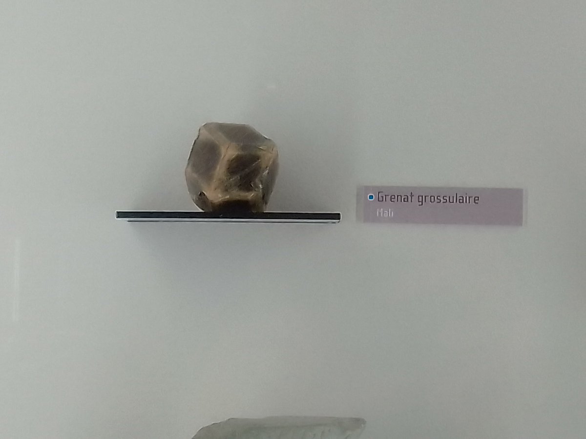 Valkhiya's tweet photo. @standupmaths I spotted a natural rhombic dodecahedron in the wild! (and by wild I mean the Museum d'Histoire Naturelle in Nantes) https://t.co/nUiBCF4boB