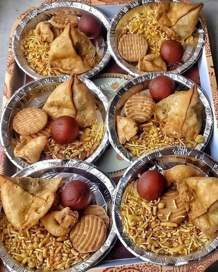 MarketDynamix22's tweet photo. nostalgia pic from 90s a typical birthday snack plate.
.. But i was more keen about the size + quality of good day biscuits. Used to be loaded with goodness...but no more ...!!! 🤔 What u find these days is a cheap alternative.
#britannia #gooddaybiscuits #shrinkflation https://t.co/xmrfy0Hl82