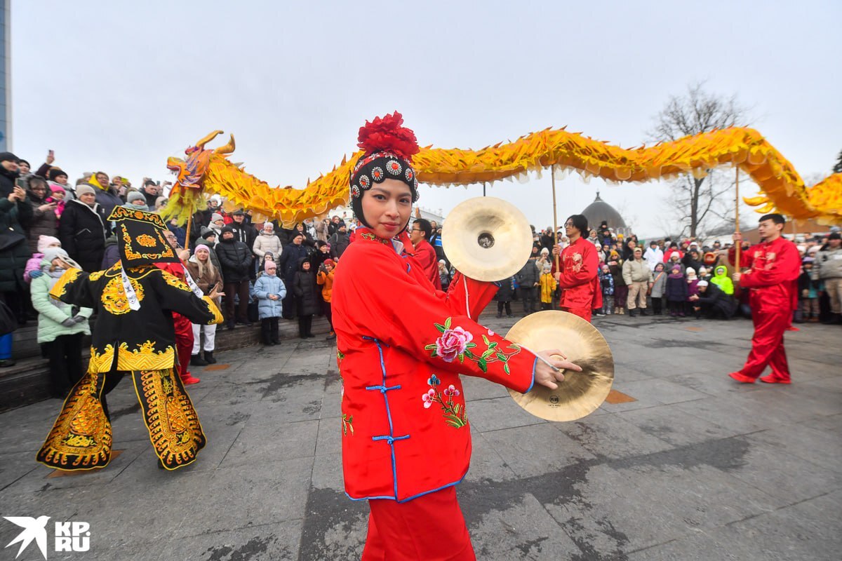 символ 2024 дракон надпись.