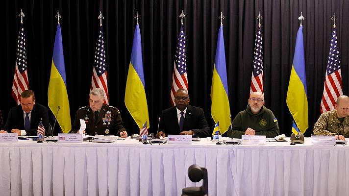 descifraguerra's tweet photo. 🇷🇺 IMPORTANTE 🇺🇦

La OTAN anuncia el mayor envío de armas a Ucrania hasta la fecha. Los miembros de la Alianza se comprometen a enviar un paquete de ayuda militar valorado en más de 4.725 millones de $. Se incluyen piezas de artillería, vehículos blindados y sistemas antiaéreos. https://t.co/tMfPJKB7nY