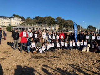 FNicolon's tweet photo. #StopPlastique 
Merci @Surfrider @GuignardCorine @Kloe
pour la mobilisation des écologistes à @VilleDePornic 
#larmesdesirene https://t.co/peWI8iN9RR