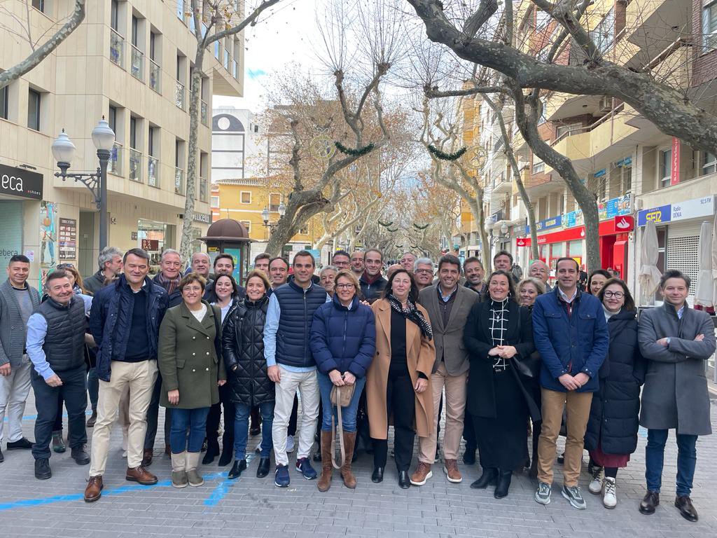 alicantepp's tweet photo. @CarlosMazon40: “Con el PP, Dénia tendrá las inversiones necesarias tras el abandono de Puig”.

💪Necesitamos a un alicantino al frente de la Generalitat para defender los intereses de la provincia.

📸 Visita al Mercat de Dénia e inauguración de la sede del PP en la localidad. https://t.co/exVRjZjUVQ
