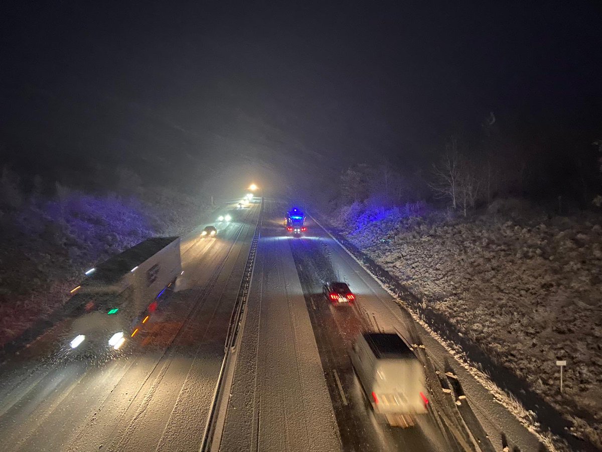 VINCIAutoroutes's tweet photo. ⚠️En moins de 24h, 2 véhicules de salage ont été percutés sur @A89Trafic et @A62Trafic.
Ne dépassez pas les engins de salage ou de déneigement lorsqu’ils sont en action 👉https://t.co/uvL50oAkFK https://t.co/A6COWR01hY