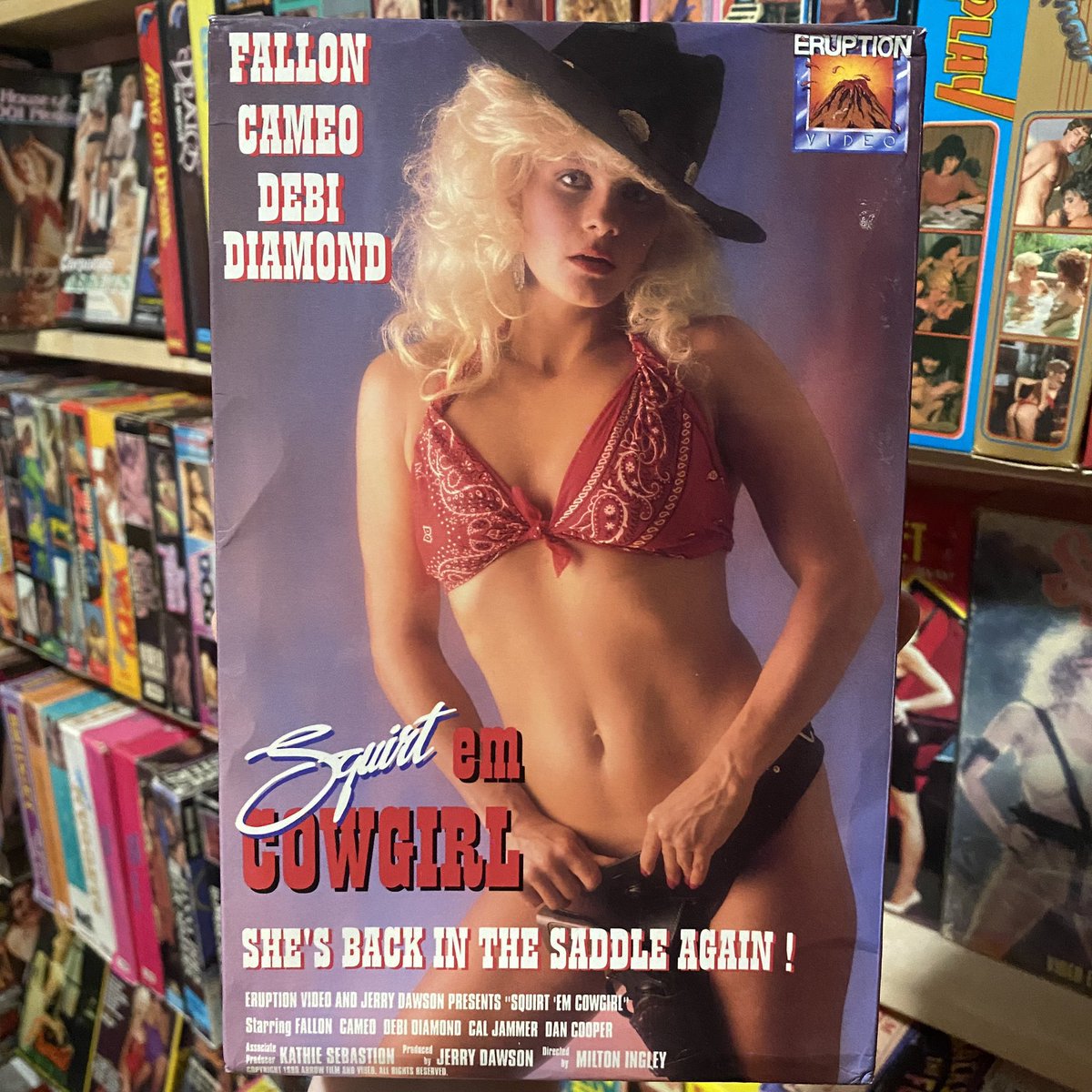 VideoClimax's tweet photo. Squirt ‘Em Cowgirl (1990)

#fallon #cameo #debidiamond #caljammer #miltoningley #eruptionvideo #90sporn #80sporn #retroporn #bigboxvhs #cowgirl #vhscollector https://t.co/Hp4abLdFPm