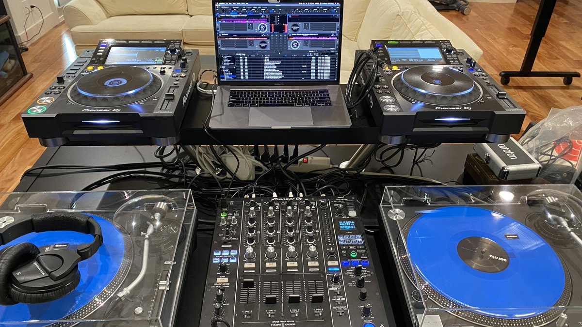 rwang0's tweet photo. MyPOV: here with @davidsolomon @GoldmanSachs talking DJ set ups.
#WEF23 @wef @davos #davoa https://t.co/81yF7JbZgY