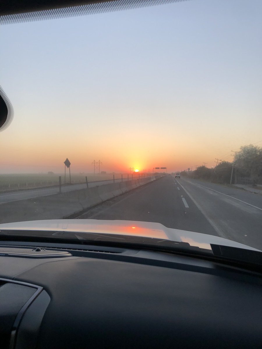 Ruth_Ayon's tweet photo. #AsíAmanece carretera Los Mochis-Culiacán de los amaneceres más hermosos que e visto @imagenZea @MARLENE_STAHL https://t.co/uf1GaX1ME4