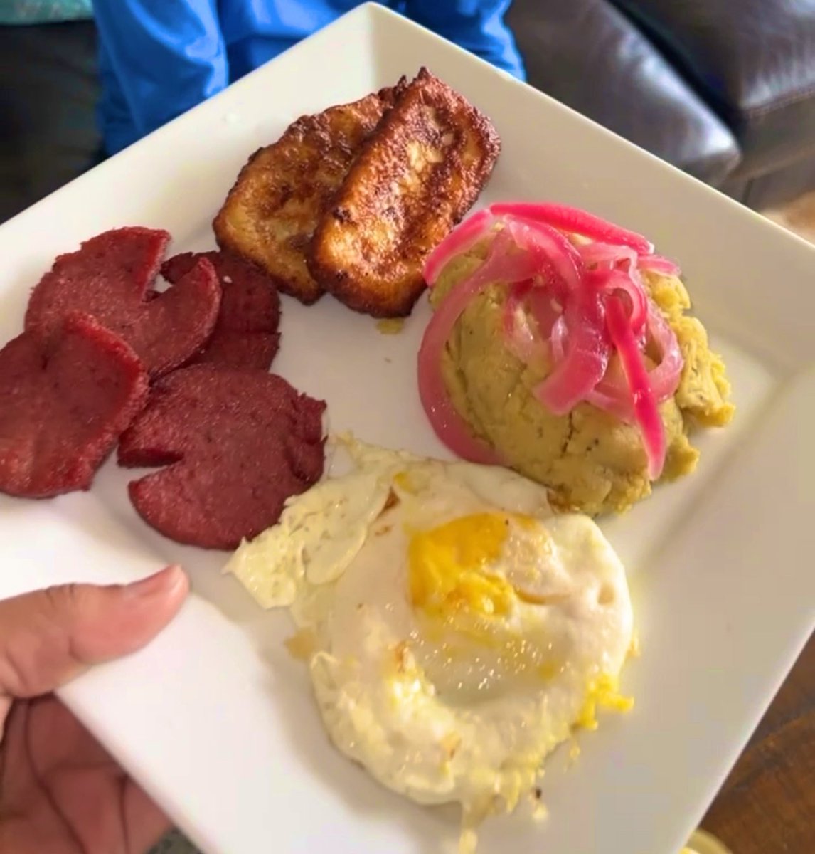SelinaPuentes's tweet photo. Good eats for the soul 🇩🇴🇩🇴 Mangu con los tres golpes.. if I spelled that wrong don’t come for my Spanish 😅 https://t.co/ORVodG5HKL