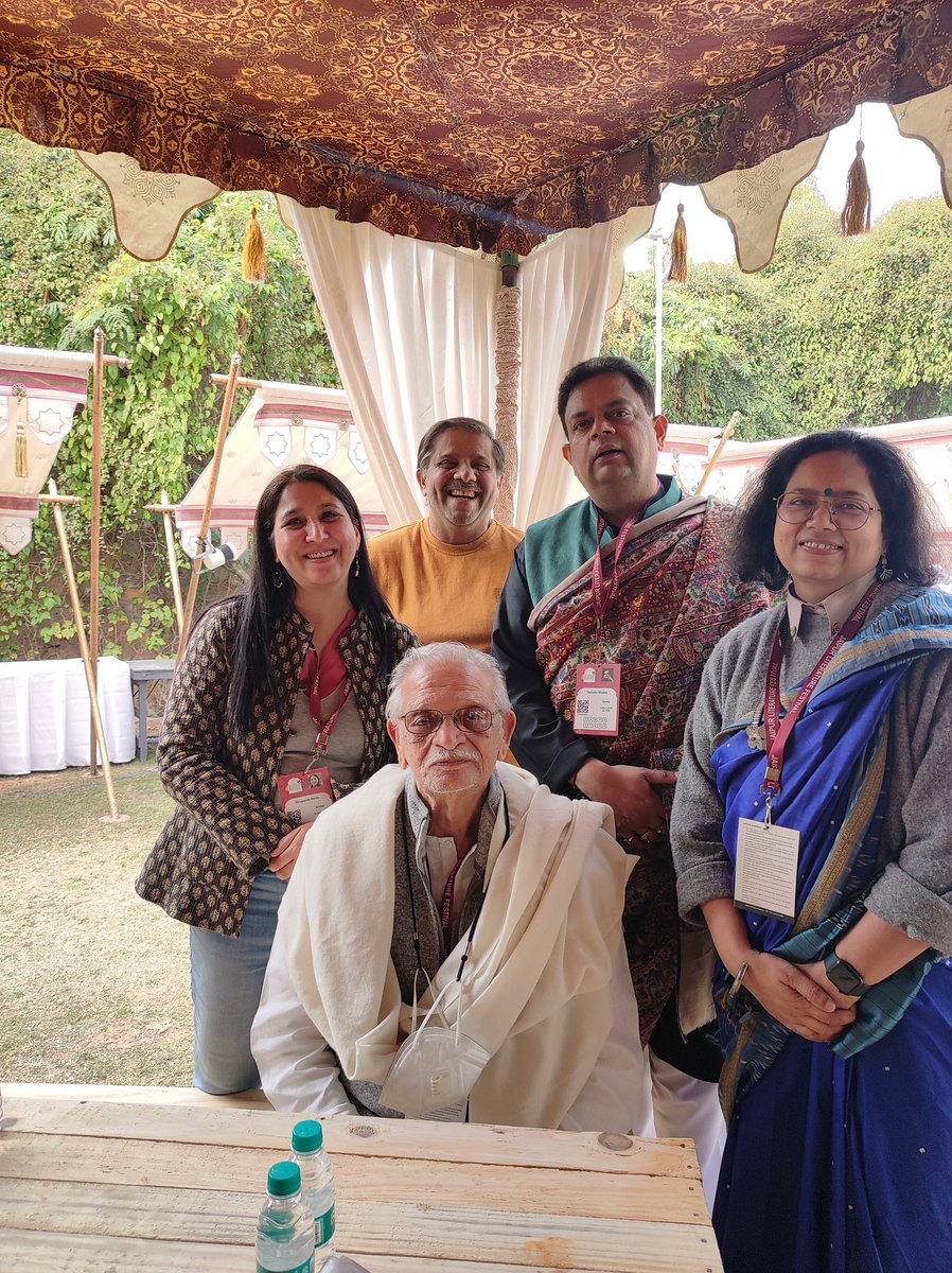 सा रे के सा रे, ग म को लेकर गाते चले... Happy faces after the lovely session on @Yatindra76 's book #Lata:Ek Sur Gatha,moderated by @anusinghc ,with Gulzar Saheb sharing some fun anecdotes about Lata didi 🤗 At @JaipurLitFest today.