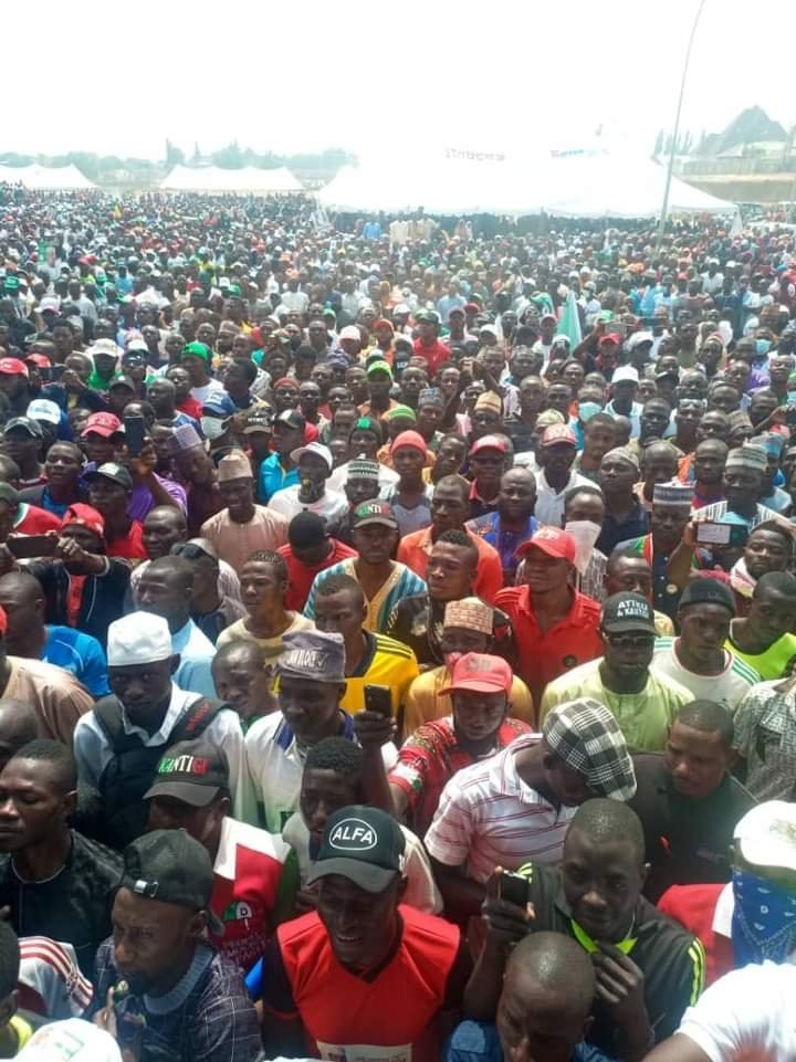 NorthDuchess's tweet photo. Forget story PDP is Niger, Niger is PDP, what a crowd, why wouldn't Nigerlite love @OfficialPDPNig Niger state has never seen transformation in terms of infrastructure like under PDP's govnr Muazu Aliyu Babagida, God bless you chief servant. #AtikuInNiger. https://t.co/lSunNnZP1V