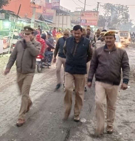 bareillypolice's tweet photo. DIG/SSPBareilly के निर्देशन में थाना अलीगंज #bareillypolice द्वारा जनमानस में सुरक्षा की भावना जागृत करने, अपराध नियंत्रण एवं कानून/शान्ति व्यवस्था के दृष्टिगत अपने थाना क्षेत्रान्तर्गत सार्वजनिक स्थानों/महत्वपूर्ण मार्गों पर पैदल गश्त की गयी।
#UPPolice 
#FootPatrolling https://t.co/B6mwCsJa6I