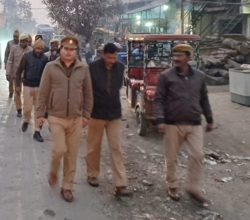 bareillypolice's tweet photo. DIG/SSPBareilly के निर्देशन में थाना अलीगंज #bareillypolice द्वारा जनमानस में सुरक्षा की भावना जागृत करने, अपराध नियंत्रण एवं कानून/शान्ति व्यवस्था के दृष्टिगत अपने थाना क्षेत्रान्तर्गत सार्वजनिक स्थानों/महत्वपूर्ण मार्गों पर पैदल गश्त की गयी।
#UPPolice 
#FootPatrolling https://t.co/B6mwCsJa6I