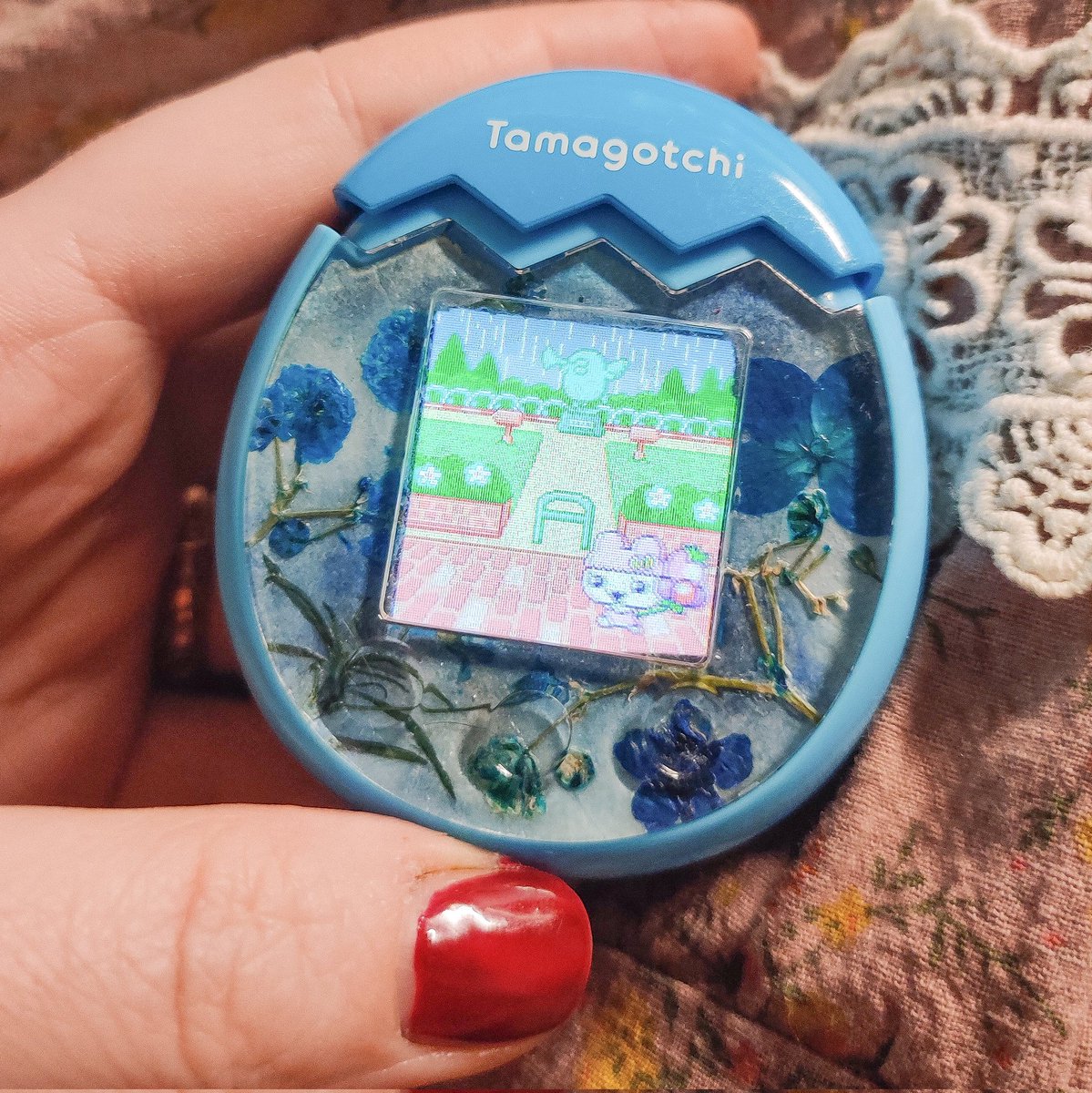 LapinsRose's tweet photo. @GameboyJuntaro @TVKENICHI04 Yes I have a really bad addiction to putting pressed flowers on devices 😳 https://t.co/NzxscbMN2o