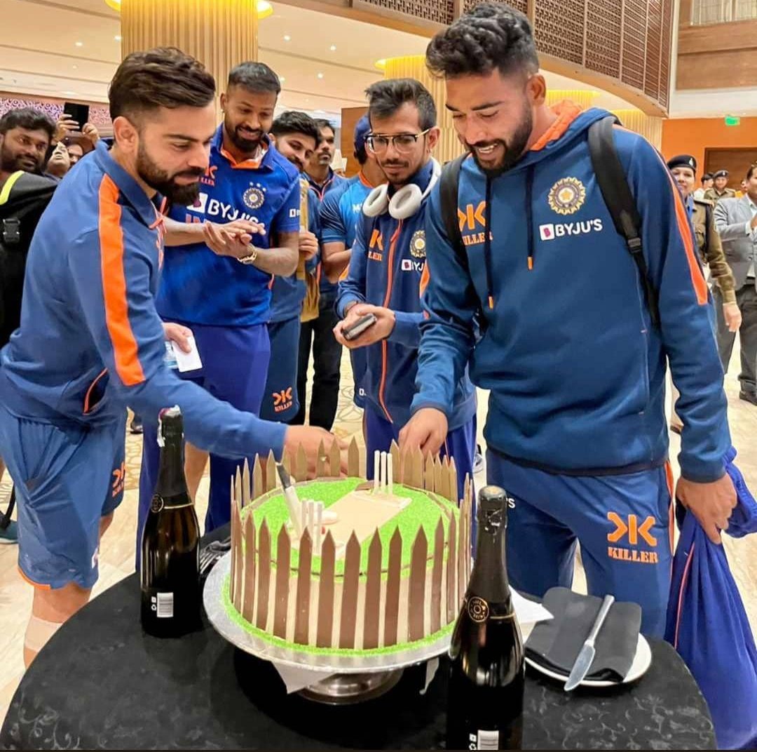 CricCrazyJohns's tweet photo. Indian team celebrating the series win in Raipur. https://t.co/1jlLdmnXcQ