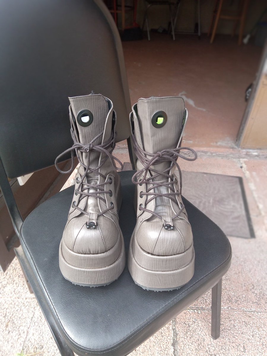 Niaomizlawz's tweet photo. PSA PLEASE SHARE ‼️‼️‼️‼️

Demonia 
👣Size 9.5
🎇Brand New condition only wore them 2 times.
✨️Selling them to whoever wants them just give me a price. 

#Demonia #ForSale #Dm #platforms #share #rt https://t.co/g5jTS0FhH8