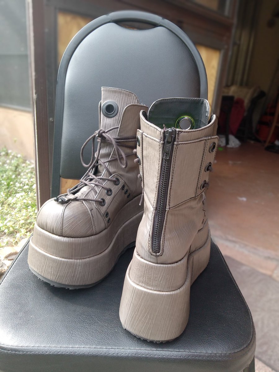 Niaomizlawz's tweet photo. PSA PLEASE SHARE ‼️‼️‼️‼️

Demonia 
👣Size 9.5
🎇Brand New condition only wore them 2 times.
✨️Selling them to whoever wants them just give me a price. 

#Demonia #ForSale #Dm #platforms #share #rt https://t.co/g5jTS0FhH8