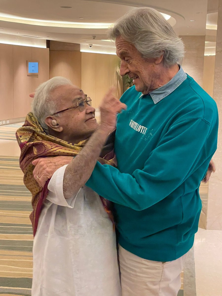 jmcl_gtr's tweet photo. Blessed that Vikkuji joined us in Mumbai https://t.co/OOHh2fsXoL