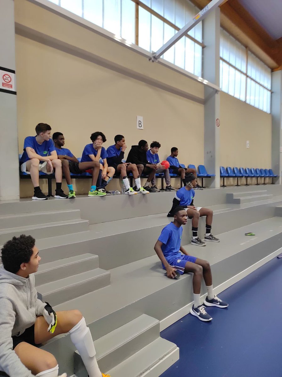 lesegrais's tweet photo. Bravo à l’équipe Minime de futsal qui a fini deuxième du 1er tour départemental ! 
Prochaine étape : la finale départementale… mais il faudra pour cela finir meilleurs deuxièmes 🤞⚽️🥅 ! https://t.co/7p7Ce8aMYg
