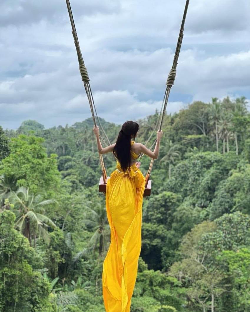 Dodohae14's tweet photo. Brave Girl on a swing

Eunji                         Minyoung https://t.co/G3Zc87uio6