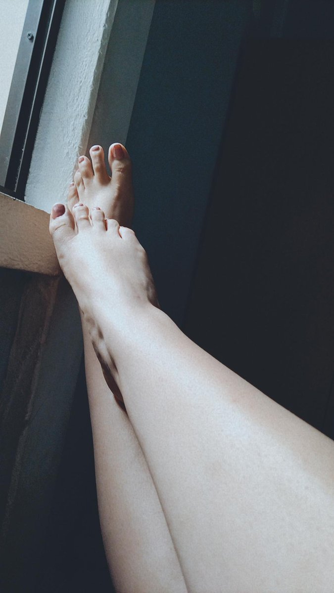 SaraGofman's tweet photo. @feetshoutouts21
@cp3offeettwit
@rtfindom
@footparadisert
@rt_feet 
@tweety_feet
@xk1230
@whitetoesking
@Footrubforwomen 
@lindospiecitos
@promomutt
@wantgirlsfeet
@SePi66Rosemary
@LEneMHVbXGEdPvc
@footfetishguy95
@footfetishup2
i love sunny mornings https://t.co/ejN9lZmlSb