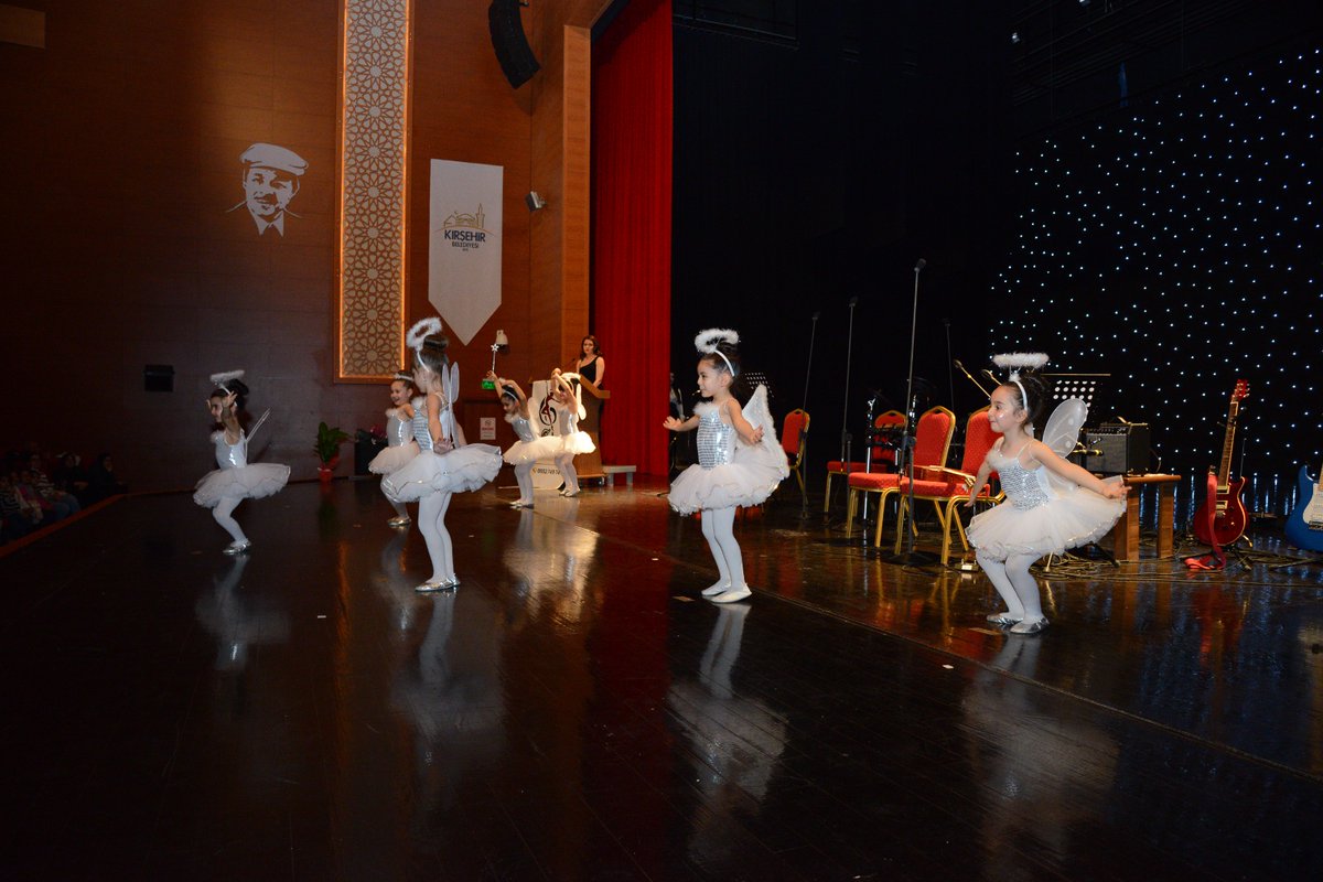 Kirsehirbldb's tweet photo. Kırşehir Belediyesi ve Atölye Kültür Sanat Merkezi işbirliği ile hazırlanan bale, piyano, gitar, bateri, kabak kemane, bağlama ve keman dinletilerinin yer aldığı program yoğun bir katılımla gerçekleştirildi. Programın hazırlanmasında ve sunumunda tüm emeği geçenleri kutluyoruz. https://t.co/exKoSCQkmO