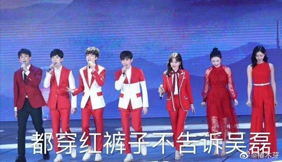 leileilei26's tweet photo. Leilei’s clothes meme going around I can’t stop laughing 🤣…

1) We all wear black pants, don’t tell Wu Lei
2) They all wear red pants and don’t tell Wu Lei
3) We all wear black, don't tell Ashile Sun 🤣
4) We all wear jackets don't tell #WuLei

🤣🤣🤣 https://t.co/sknWAcFMal