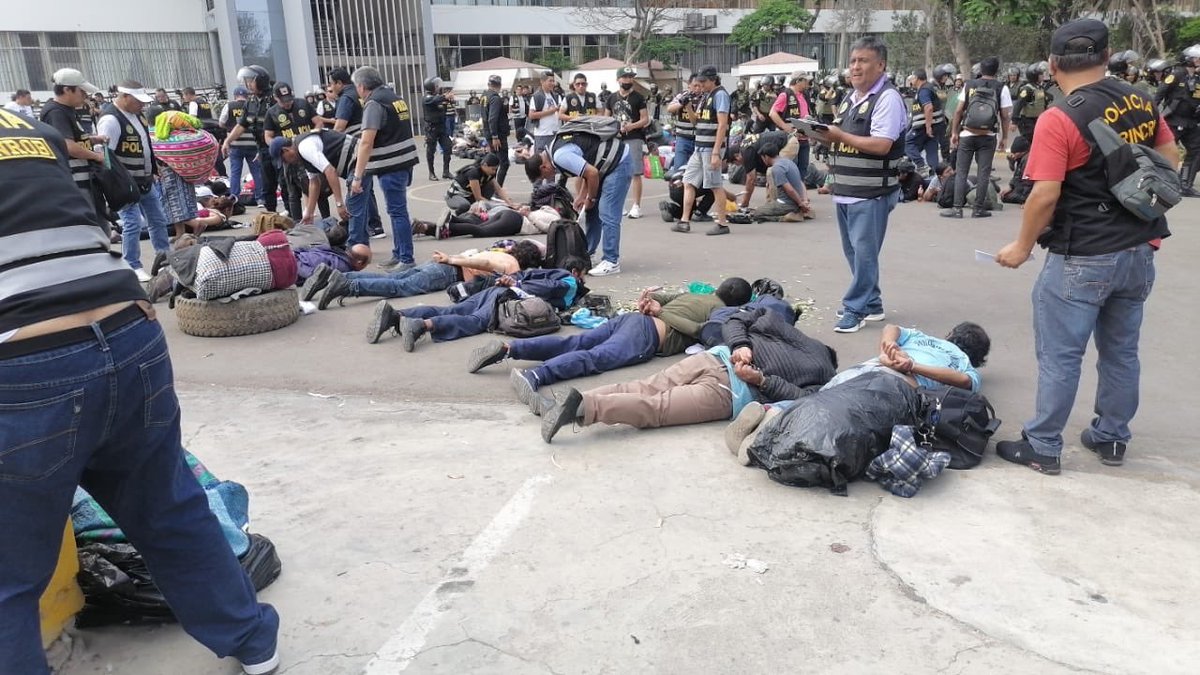 LuisGaratePeru's tweet photo. Estas imágenes parecen sacadas de la intervención arbitraria de las universidades de la peor etapa de la dictadura de Fujimori y Montesinos. Siguen con su lógica de guerra y de matar y reprimir a un "enemigo interno". Los ojos del mundo están mirando. https://t.co/KscDCT4teF