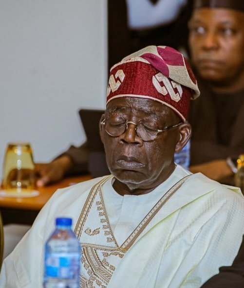 t0sinadeda's tweet photo. I get it that it's election season and agenda must agend, but this agenda is screaming desperation.

Bola Tinubu slept at an event, so as many others, including the ones you support.

Issue based politics, who get sense pass na the measure. https://t.co/RuXn3z9BW3