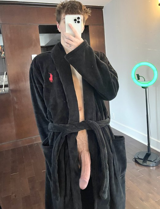 How I be walking around the house 🏠 https://t.co/M4Gc02at72