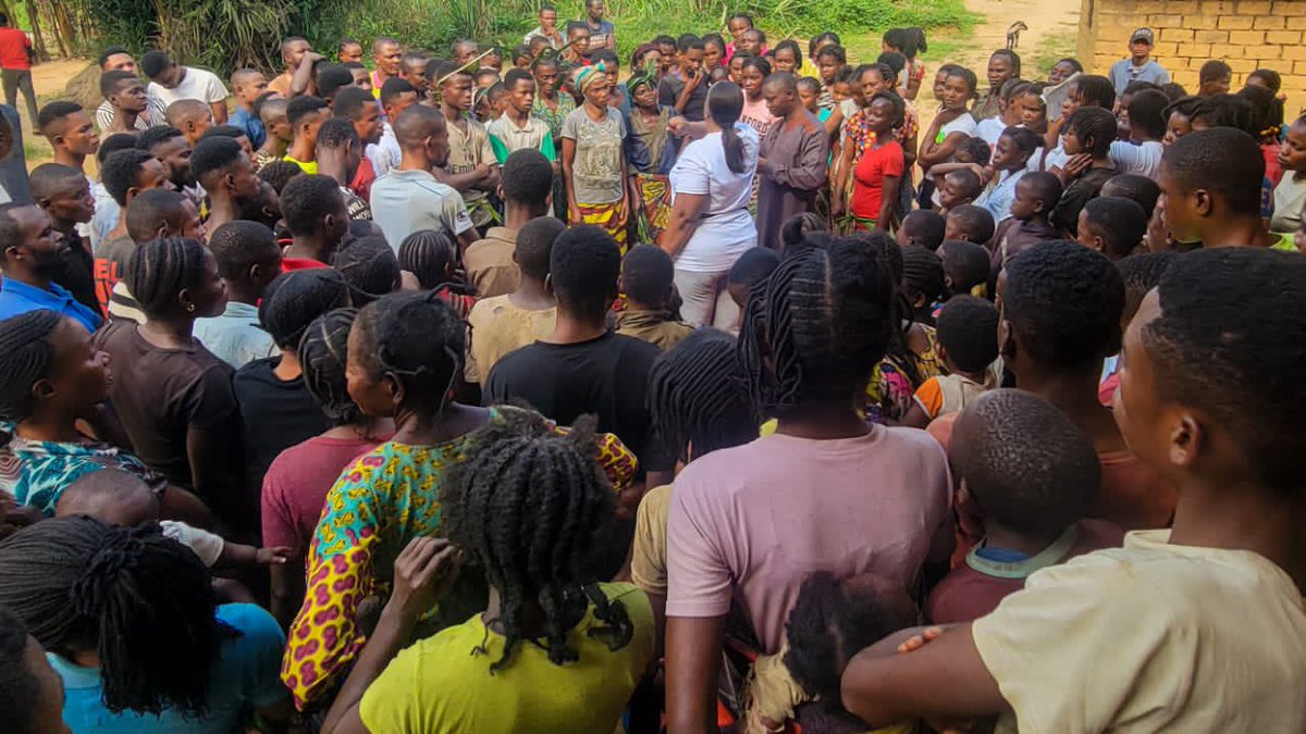 mechackkalombo1's tweet photo. #EQUATEUR: La patronne de la mobilisation UNC/Kinshasa, madame capitaine @efole3 sensibilise la population de #BOLAMBA à participer massivement au processus d’enrôlement. https://t.co/SyjStSzdCL