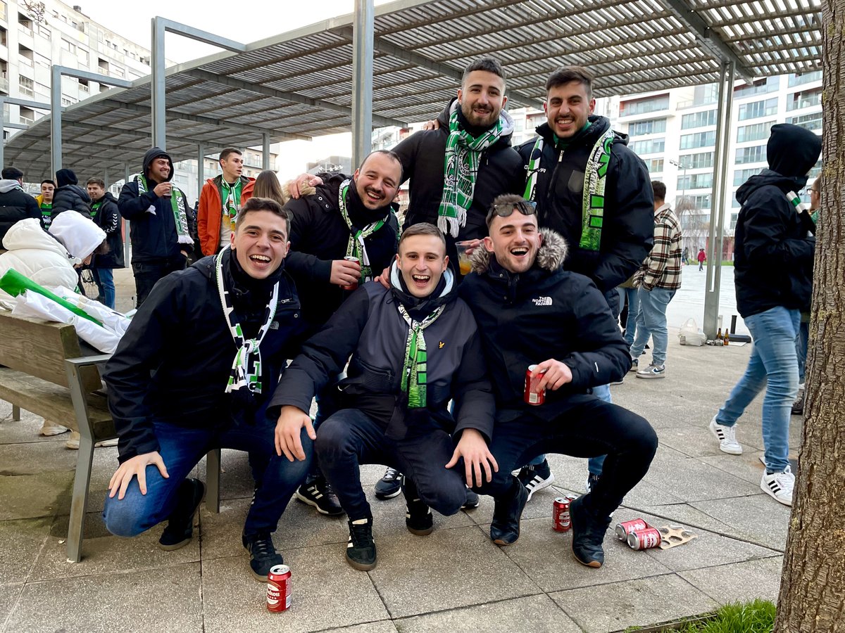 realracingclub's tweet photo. 📸 Tres horas para el #AlavésRacing, sigue la previa racinguista en Plaza Labastida 🔥💚 #LaLigaSmartBank https://t.co/UkvpzTojMb