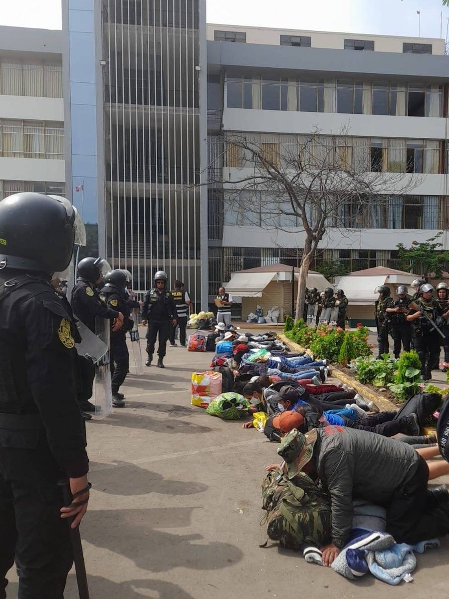 VolcanicasRev's tweet photo. 🇵🇪 #ÚLTIMAHORA Violenta intervención de la Policía nacional en el campus de la Universidad San Marcos, donde se alojan estudiantes y las delegaciones de provincia que se han desplazado hasta Lima para sumarse a las manifestaciones contra el gobierno de Dina Boluarte #Perú 🚨 https://t.co/CwfsUOkewb