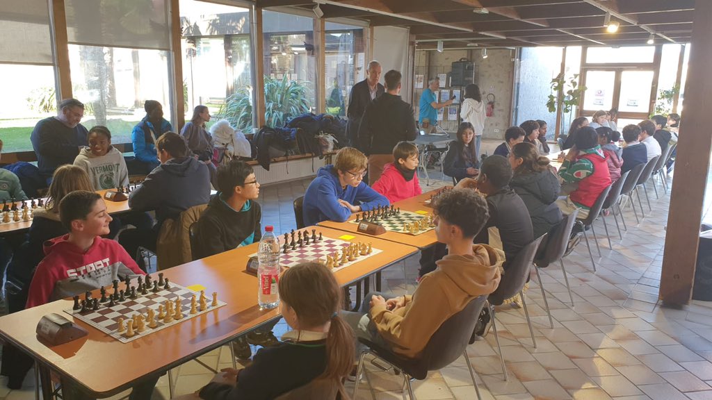 lesegrais's tweet photo. L’équipe de l’AS échecs a également terminé deuxième du tournoi académique à Avon mercredi 25 janvier ! 
Prochaine étape, les inter-acad ♟⚪️⚫️! https://t.co/hQglG3I3Ao