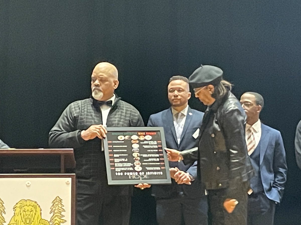 Jobynia Caldwell, founder of the AAM Summit, receiving a framed plaque celebrating 15 wonderful years of this learning experience! ⁦<a href="/vbschools/">VBSchools</a>⁩ ⁦<a href="/BeachSupe/">Aaron Spence</a>⁩