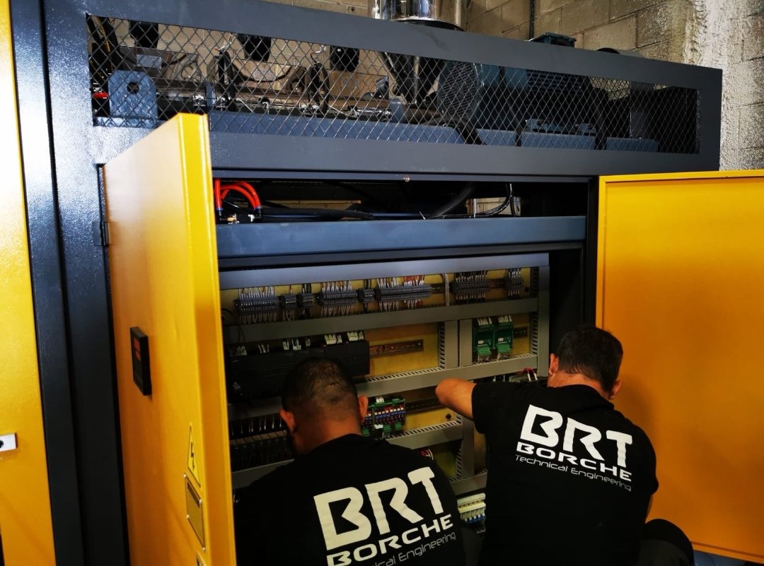 brtinfo's tweet photo. EXTRUSIÓN SOPLADO BRT: los técnicos de nuestra ingeniería @brtinfo ayudan a clientes a iniciarse en el soplado de sus propios envases. Más información en sa@brt.es https://t.co/x7jj3aGiZ8