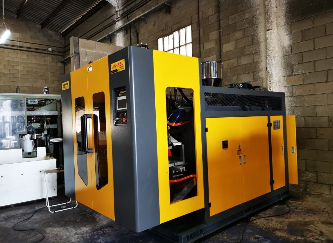 brtinfo's tweet photo. EXTRUSIÓN SOPLADO BRT: los técnicos de nuestra ingeniería @brtinfo ayudan a clientes a iniciarse en el soplado de sus propios envases. Más información en sa@brt.es https://t.co/x7jj3aGiZ8