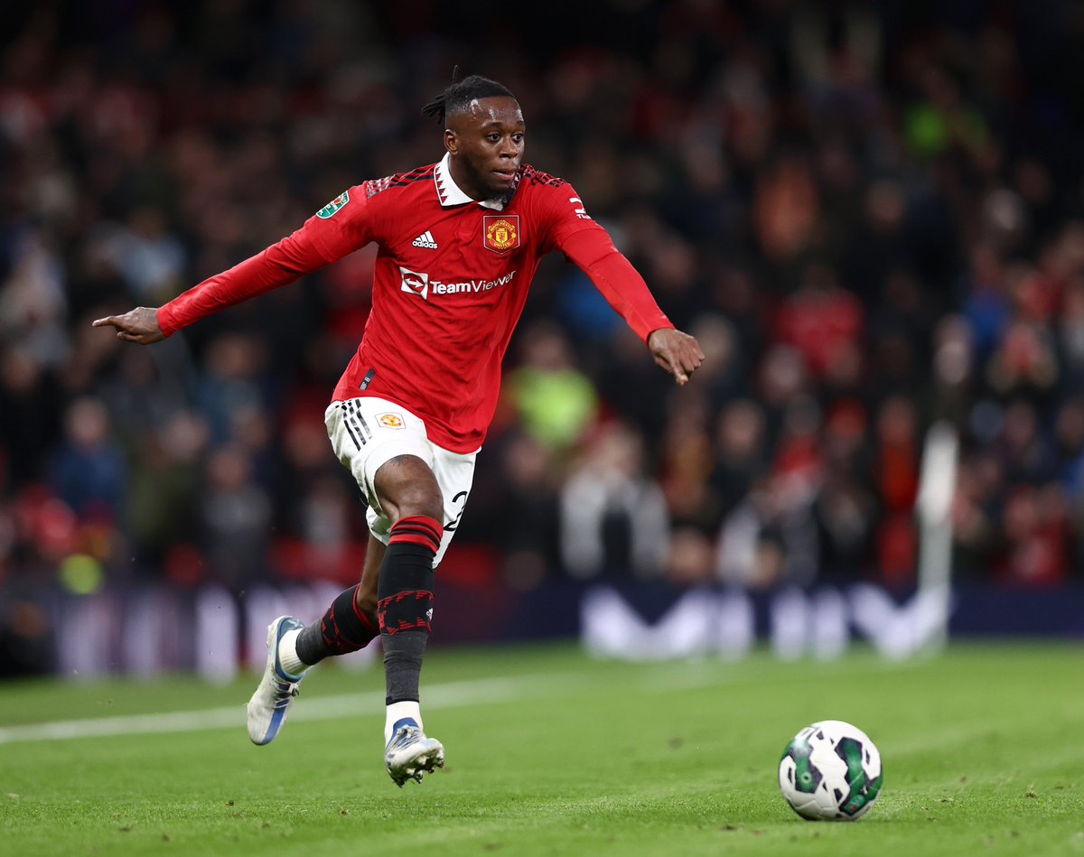 Aaron Wan Bissaka has now chances to stay at Manchester United at least until the end of the season, as things stand. 🚨🔴 #MUFC

Wolves, Crystal Palace & West Ham asked for him in December but there’s still no green light.

Man Utd remain in talks to extend Diogo Dalot contract.