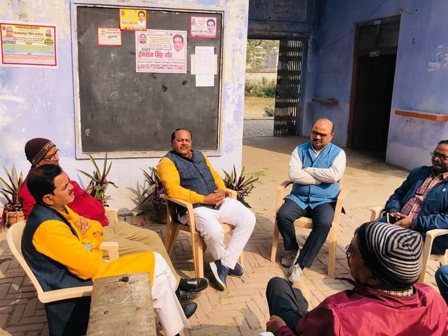 anoopawasthibjp's tweet photo. कानपुर उन्नाव शिक्षक निर्वाचन खंड में भाजपा प्रत्याशी वेणु रंजन भदौरिया जी के समर्थन में भारतीय विद्यालय आचार्य नगर में प्रधानाचार्य श्री दिलीप कुमार सोनकर सहित शिक्षको से सम्पर्क कर ३० जनवरी को वोट देने का आग्रह किया।
@vrbindia
#BJP4UP
#MLCelctions https://t.co/jvrQwXLBFO