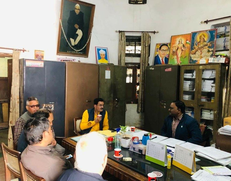 anoopawasthibjp's tweet photo. कानपुर उन्नाव शिक्षक निर्वाचन खंड में भाजपा प्रत्याशी वेणु रंजन भदौरिया जी के समर्थन में भारतीय विद्यालय आचार्य नगर में प्रधानाचार्य श्री दिलीप कुमार सोनकर सहित शिक्षको से सम्पर्क कर ३० जनवरी को वोट देने का आग्रह किया।
@vrbindia
#BJP4UP
#MLCelctions https://t.co/jvrQwXLBFO
